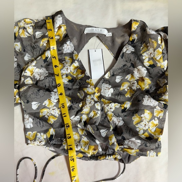 ASTR the LABEL Gray and yellow floral surplice puff sleeve crop top size XS - Picture 11 of 11
